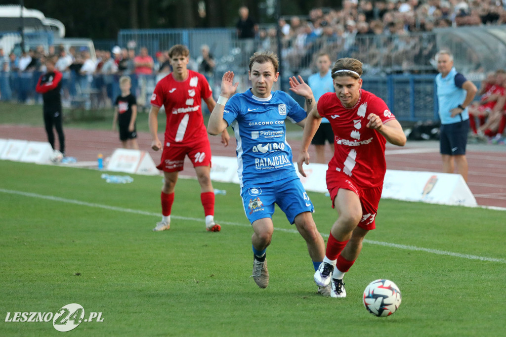 Piłkarskie derby w Lesznie dla Kani Gostyń