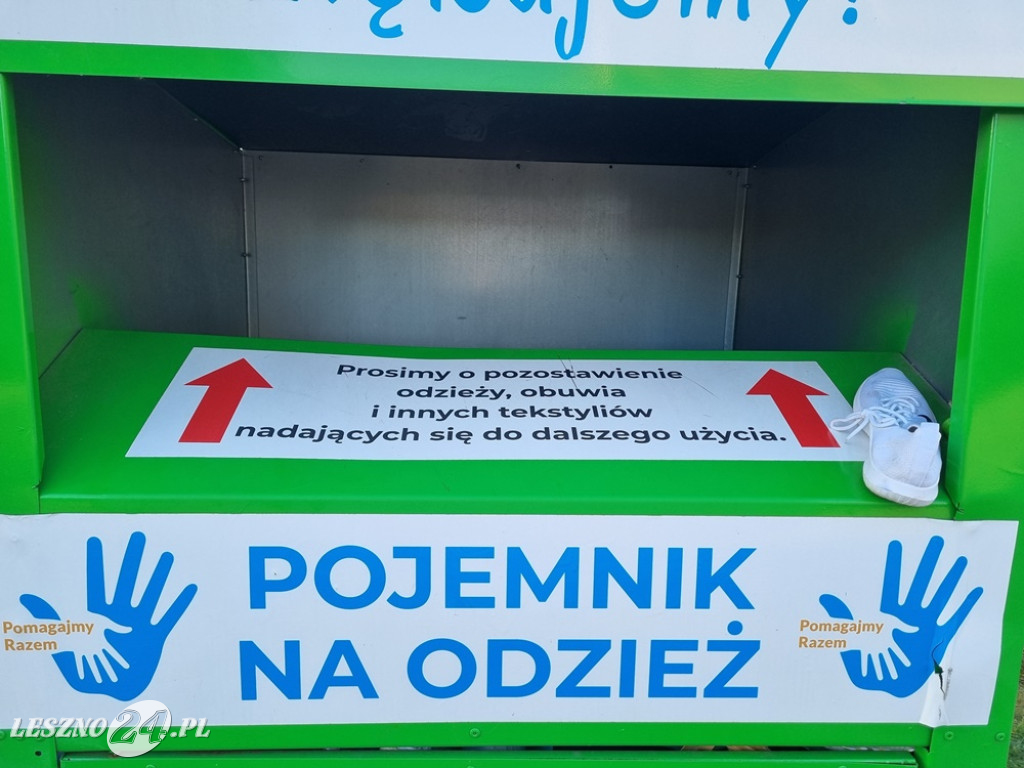 Bałagan przy kontenerze na odzież