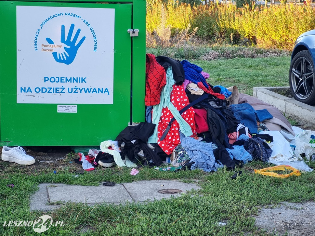 Bałagan przy kontenerze na odzież