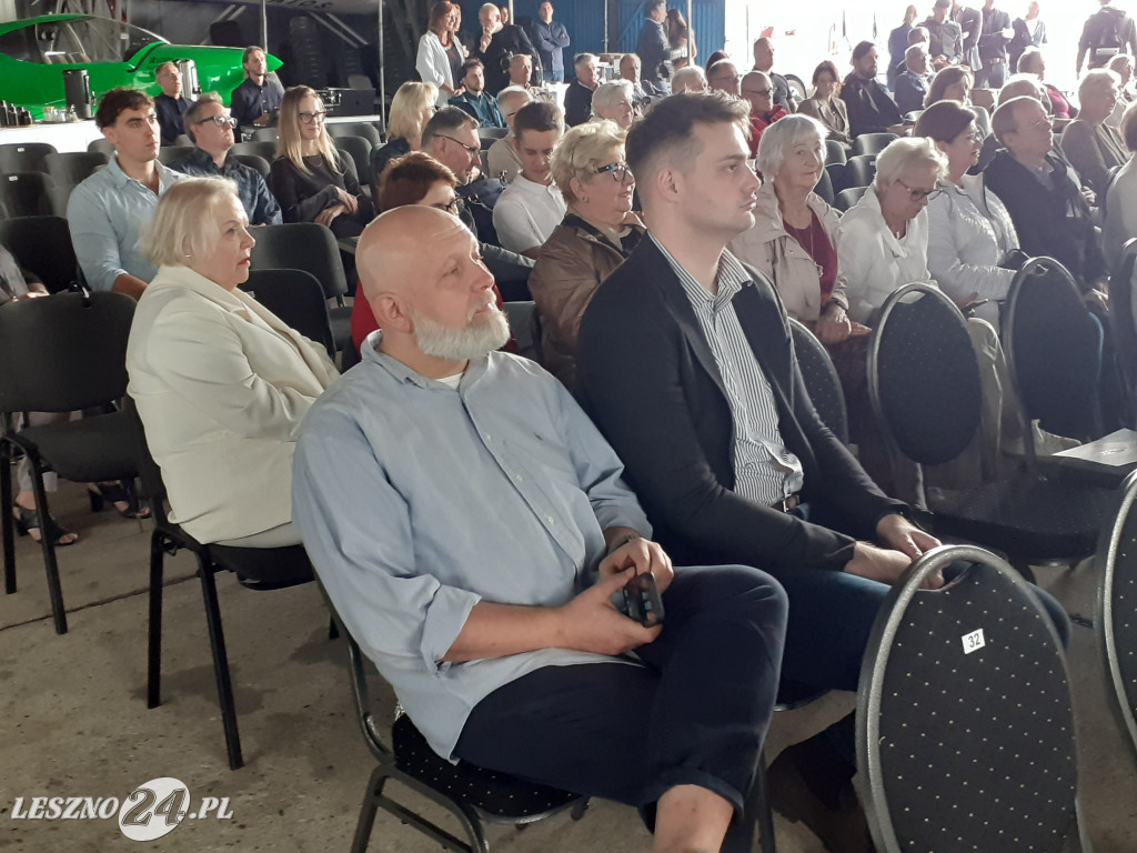 Benefis Adeli Dankowskiej na lotnisku