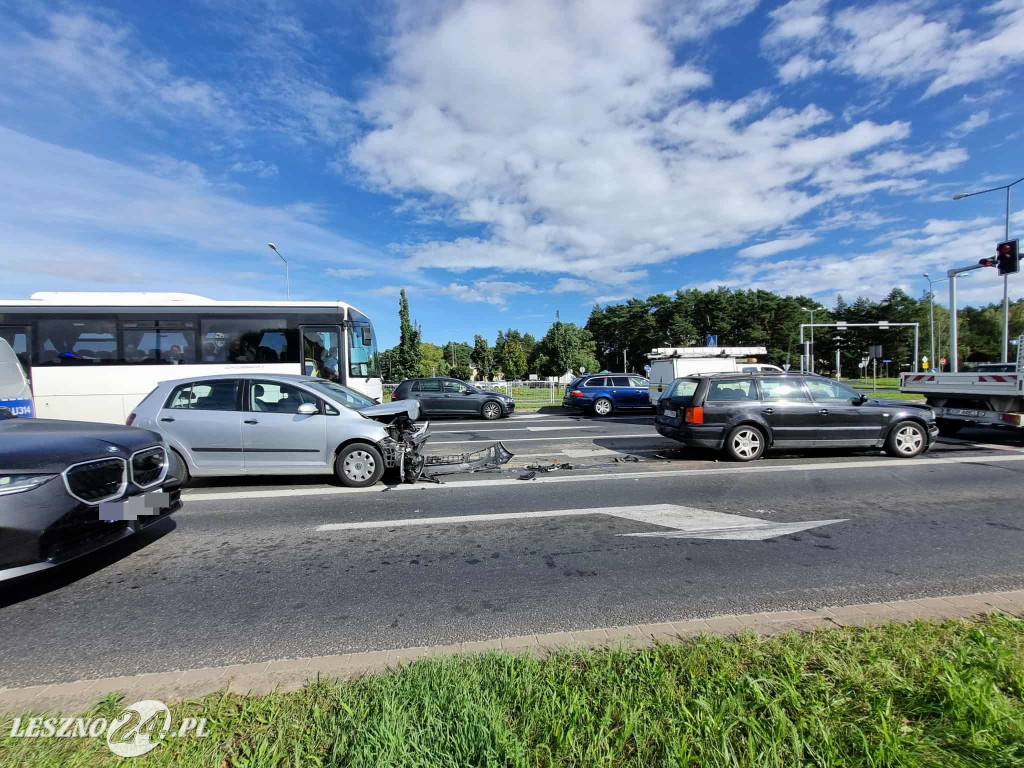 Zderzenie trzech aut na Alejach