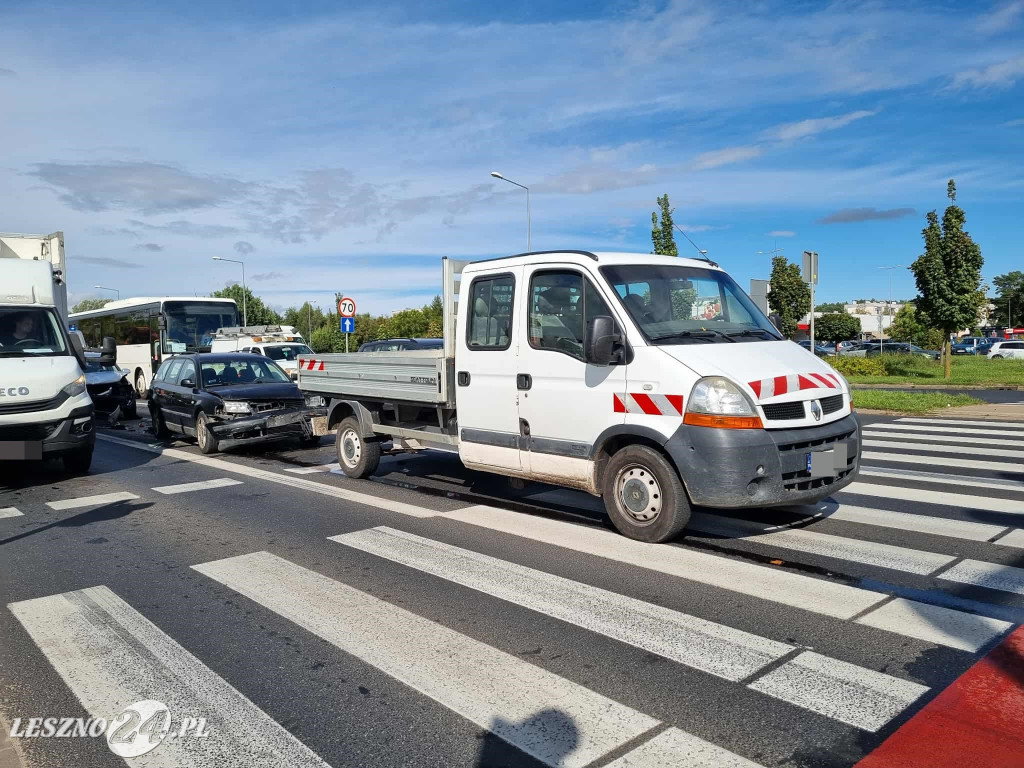 Zderzenie trzech aut na Alejach