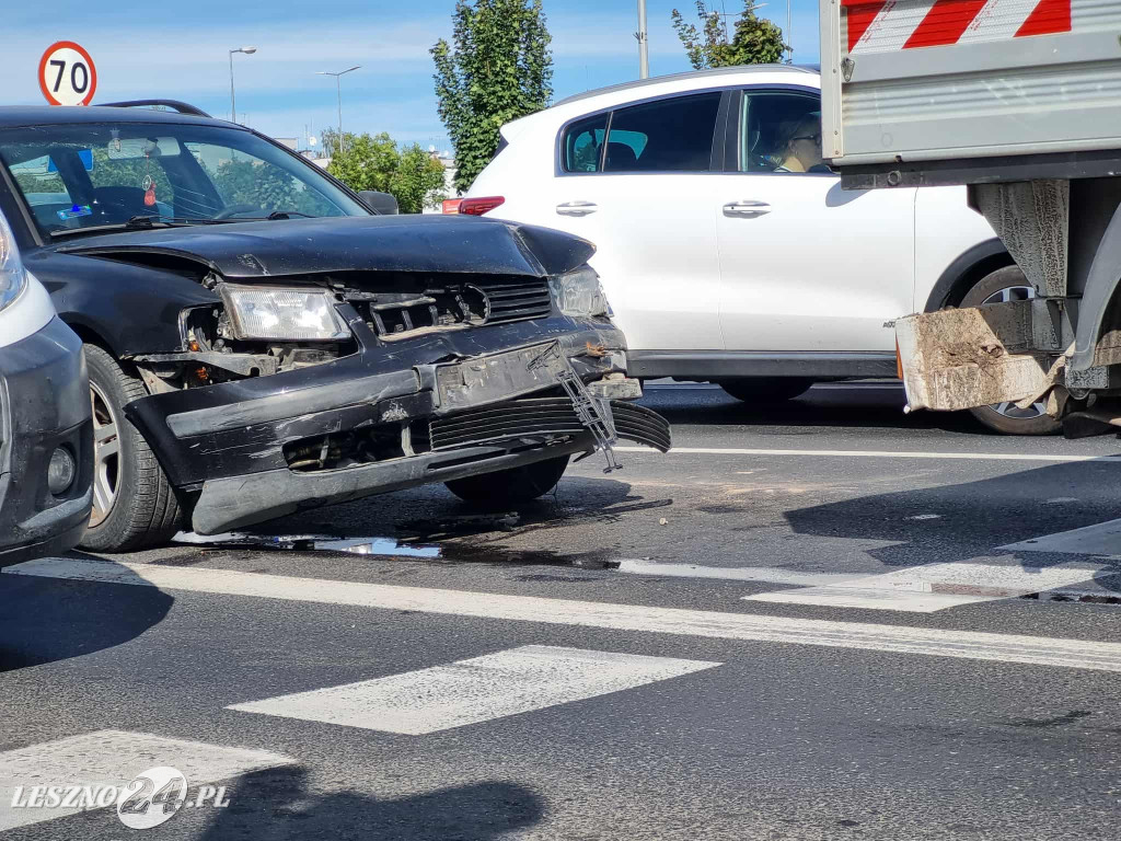Zderzenie trzech aut na Alejach