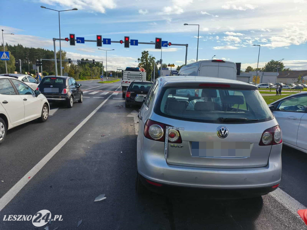 Zderzenie trzech aut na Alejach