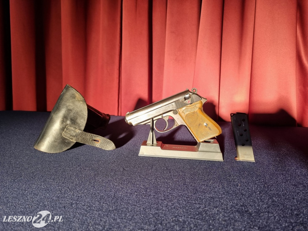 Pistolet Walther PPK w Muzeum Okręgowym w Lesznie