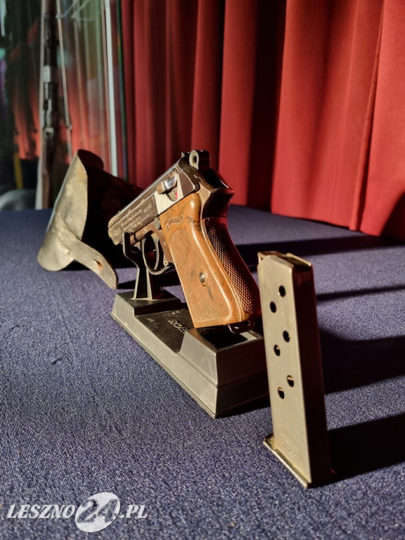 Pistolet Walther PPK w Muzeum Okręgowym w Lesznie