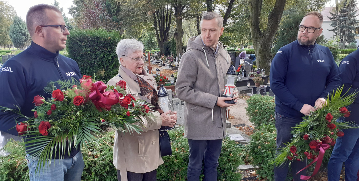 Kwiaty i znicze na grobach żużlowców