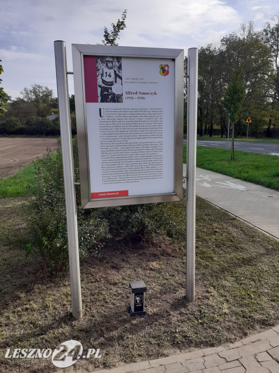 Kwiaty i znicze na grobach żużlowców