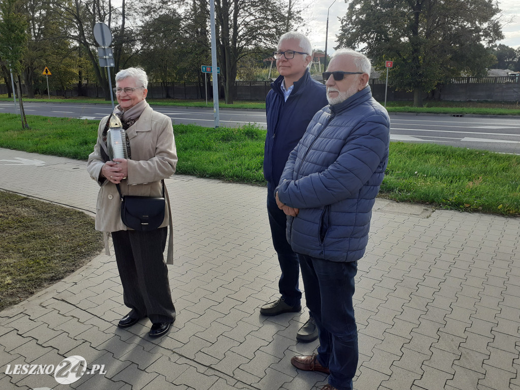 Kwiaty i znicze na grobach żużlowców