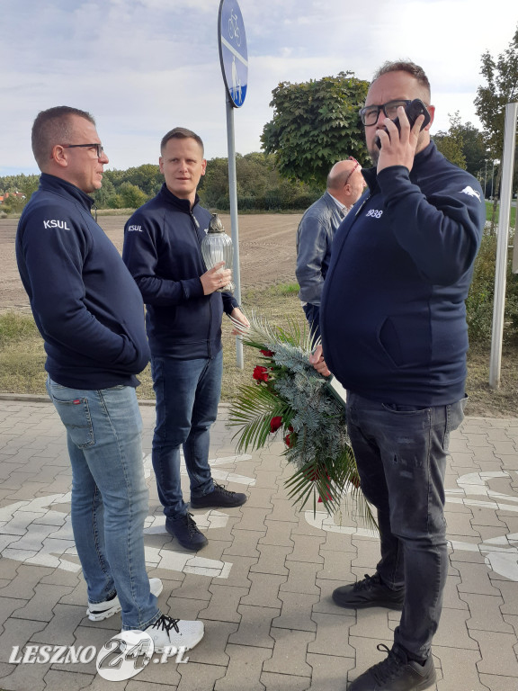 Kwiaty i znicze na grobach żużlowców