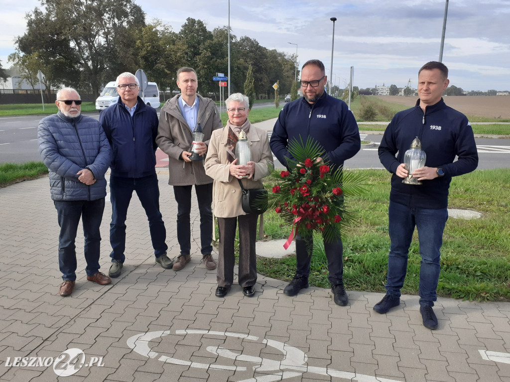 Kwiaty i znicze na grobach żużlowców