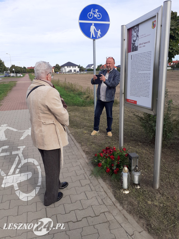 Kwiaty i znicze na grobach żużlowców