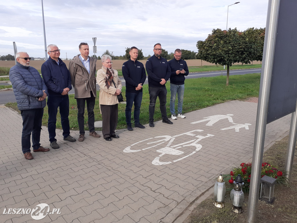 Kwiaty i znicze na grobach żużlowców