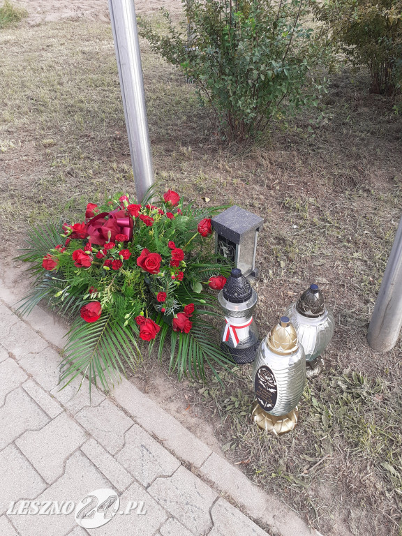 Kwiaty i znicze na grobach żużlowców