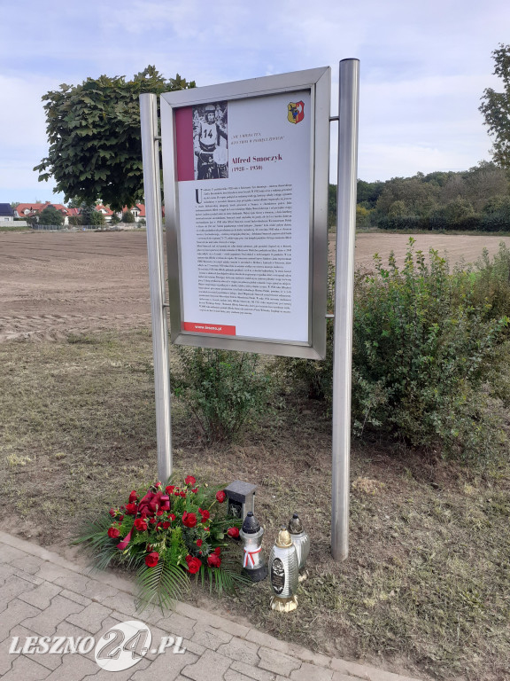 Kwiaty i znicze na grobach żużlowców