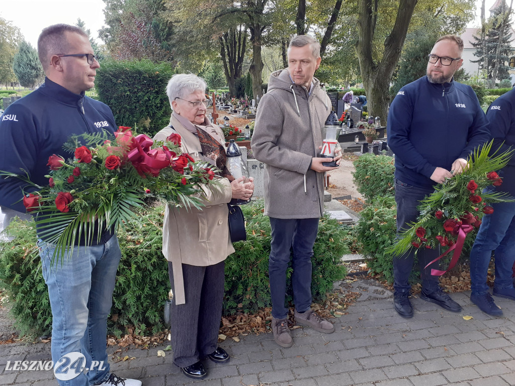 Kwiaty i znicze na grobach żużlowców
