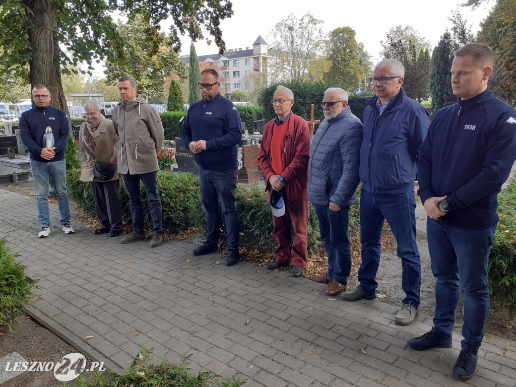 Kwiaty i znicze na grobach żużlowców