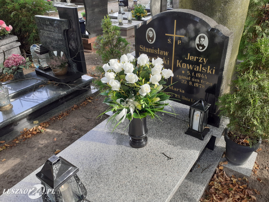 Kwiaty i znicze na grobach żużlowców