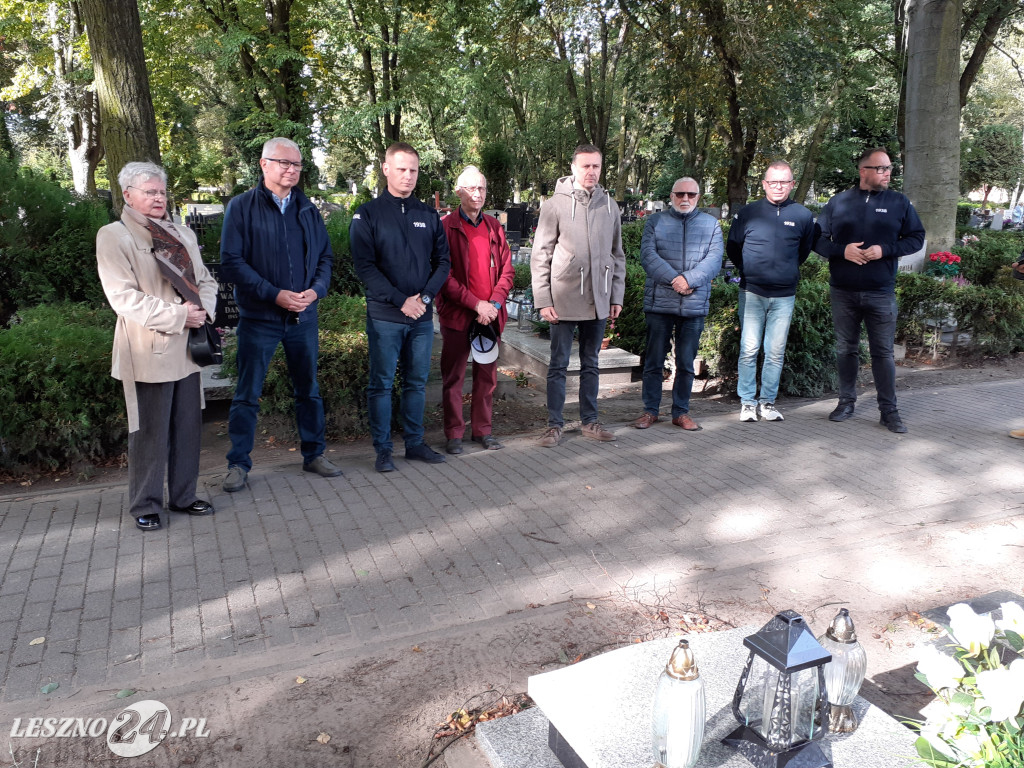 Kwiaty i znicze na grobach żużlowców