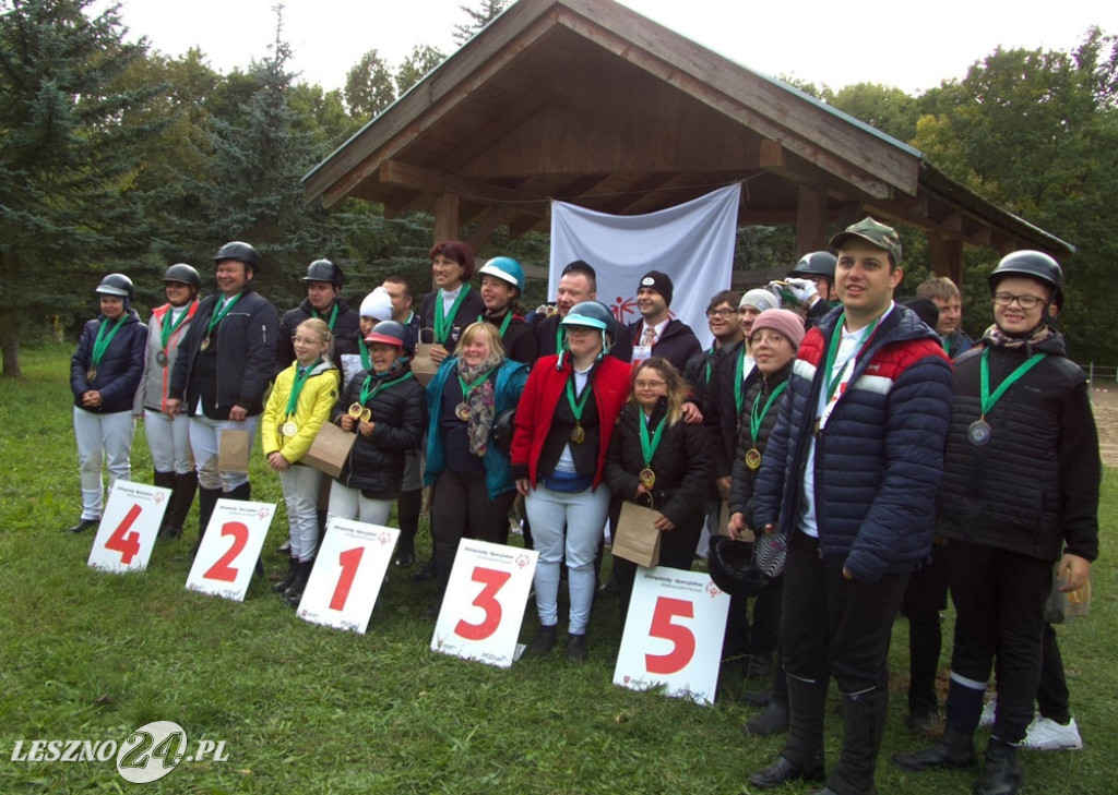 Zawodnicy Klubu Szóstka Leszno - Rawicz z medalami