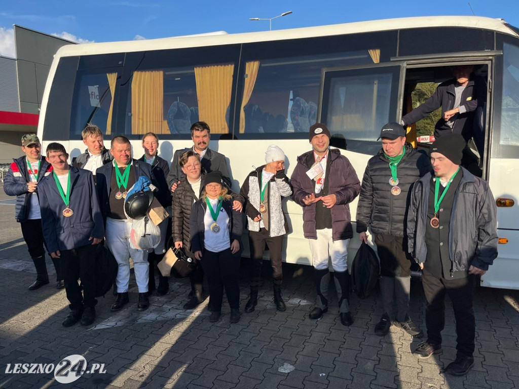 Zawodnicy Klubu Szóstka Leszno - Rawicz z medalami
