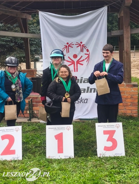 Zawodnicy Klubu Szóstka Leszno - Rawicz z medalami