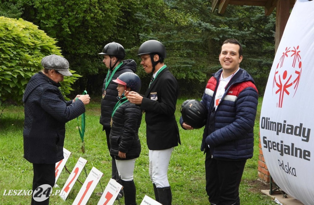Zawodnicy Klubu Szóstka Leszno - Rawicz z medalami
