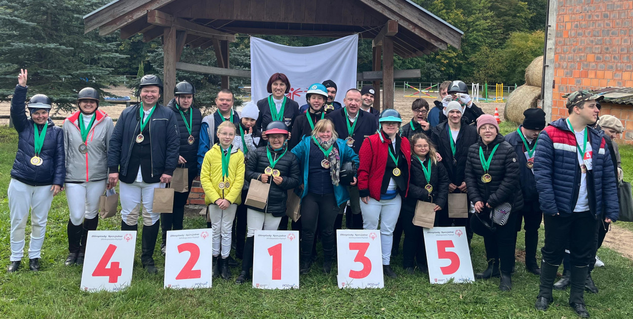 Zawodnicy Klubu Szóstka Leszno - Rawicz z medalami