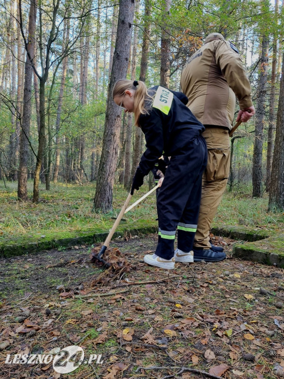 Strażacy uporządkowali mogiły w lesie rydzyńskim