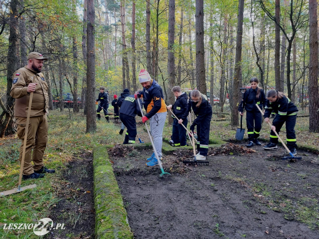 Strażacy uporządkowali mogiły w lesie rydzyńskim