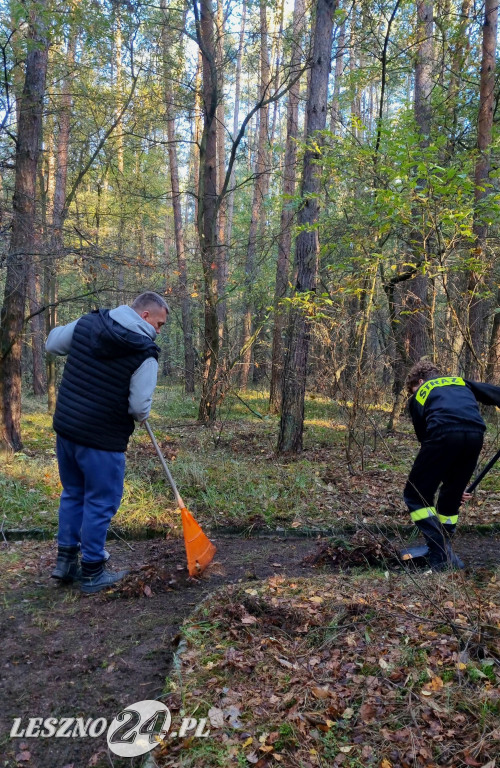 Strażacy uporządkowali mogiły w lesie rydzyńskim