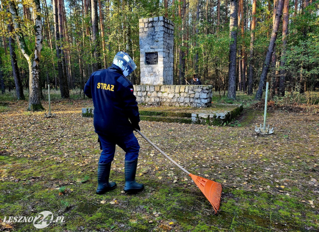 Strażacy uporządkowali mogiły w lesie rydzyńskim