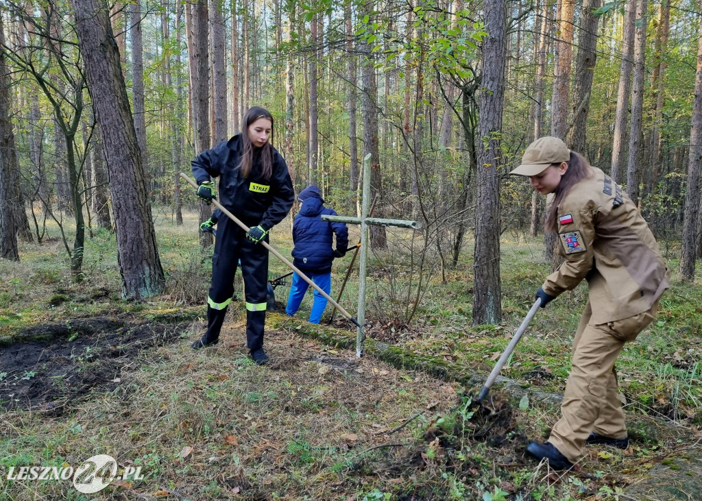 Strażacy uporządkowali mogiły w lesie rydzyńskim