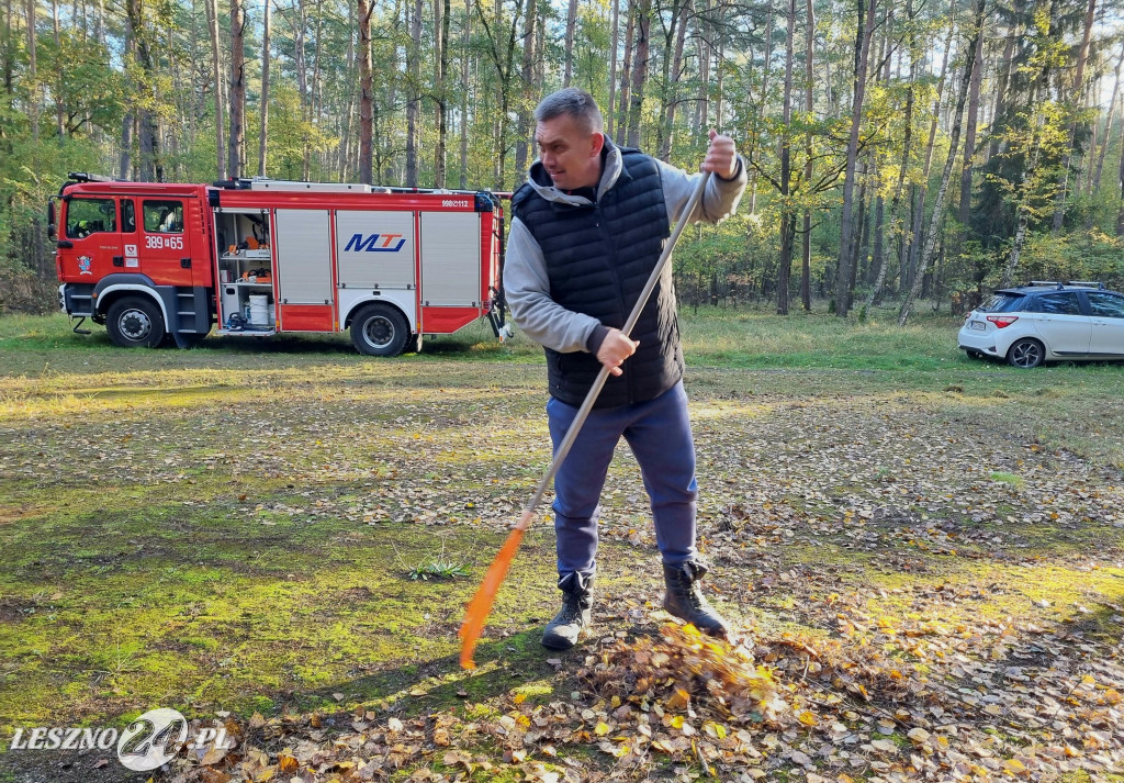 Strażacy uporządkowali mogiły w lesie rydzyńskim