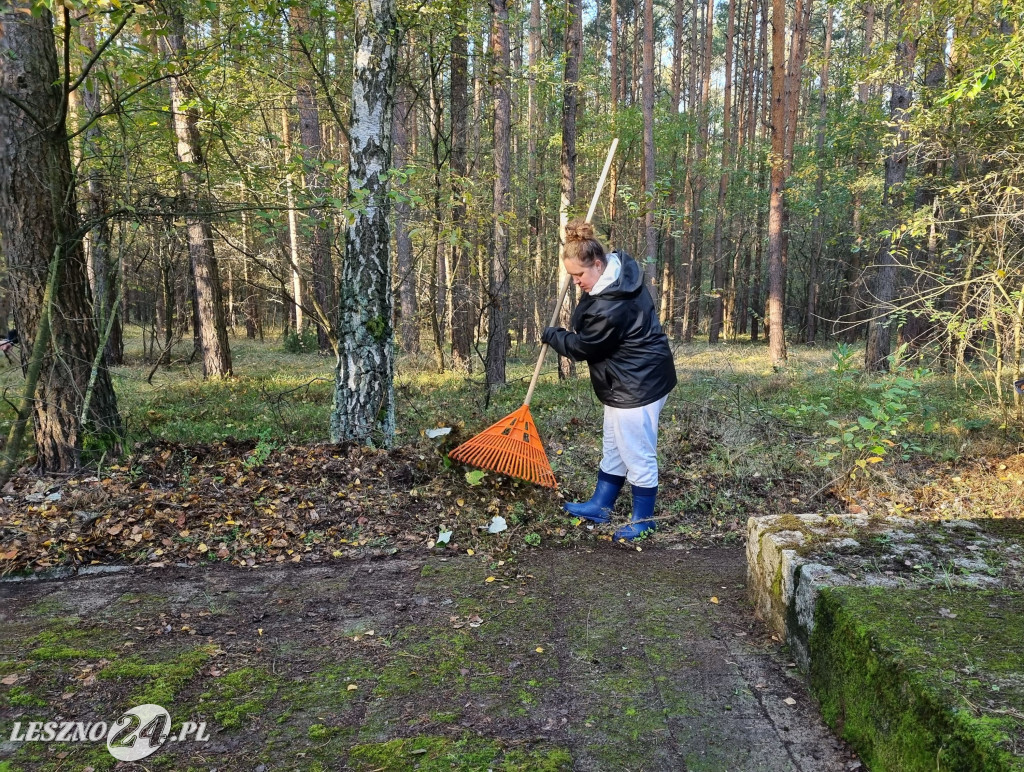 Strażacy uporządkowali mogiły w lesie rydzyńskim