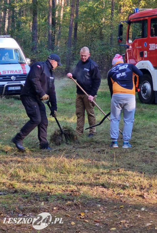 Strażacy uporządkowali mogiły w lesie rydzyńskim