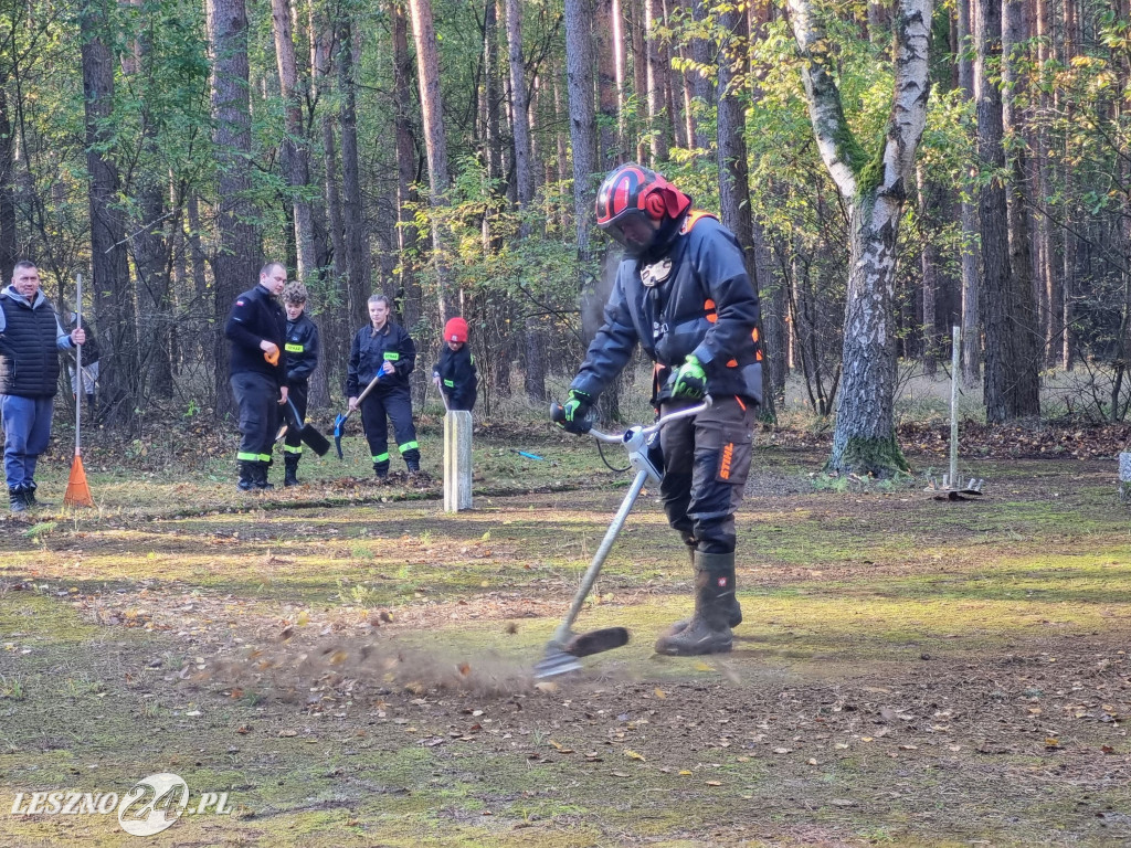 Strażacy uporządkowali mogiły w lesie rydzyńskim