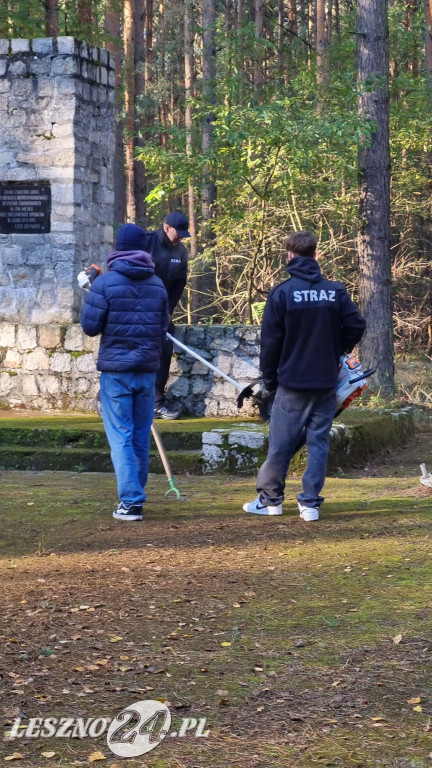 Strażacy uporządkowali mogiły w lesie rydzyńskim
