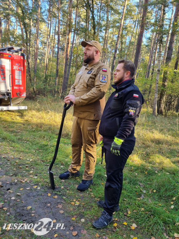 Strażacy uporządkowali mogiły w lesie rydzyńskim