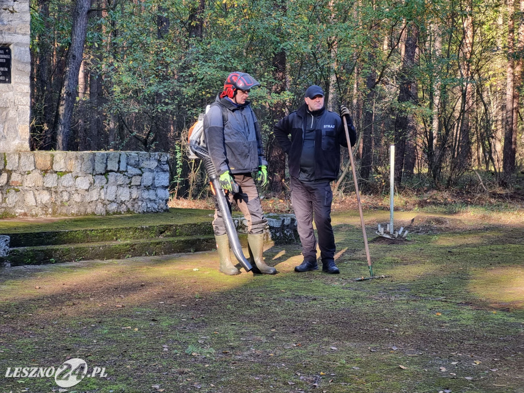 Strażacy uporządkowali mogiły w lesie rydzyńskim
