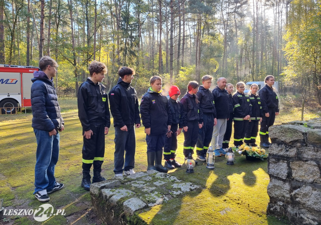 Strażacy uporządkowali mogiły w lesie rydzyńskim