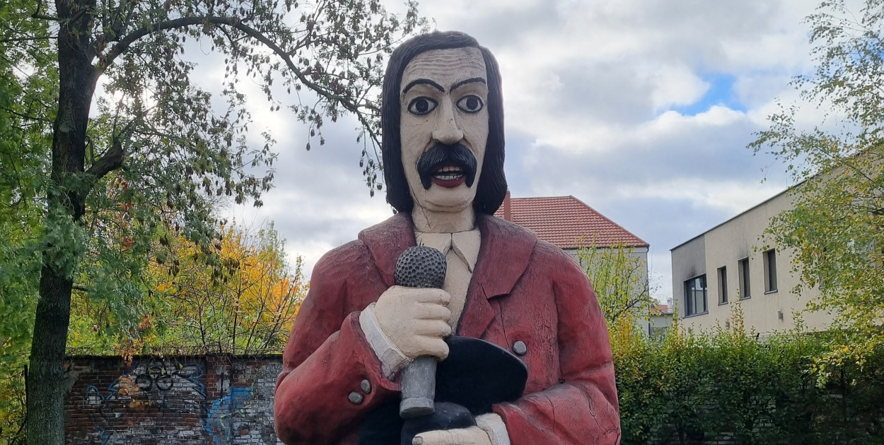 Rzeźba Frusia w Parku im. Leszczyńskich Satyryków