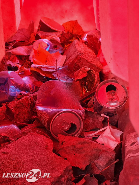 W Alei Gwiazd Żużla nie wszystkie śmieci trafiają do koszy