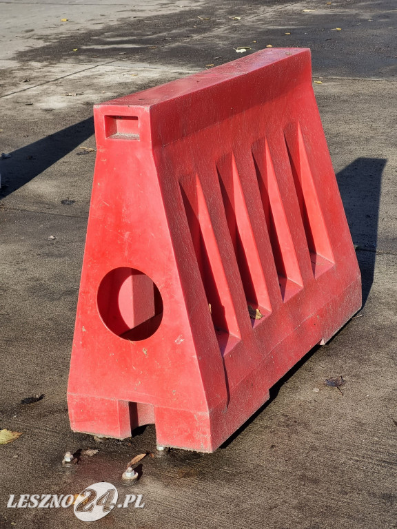 W Alei Gwiazd Żużla nie wszystkie śmieci trafiają do koszy