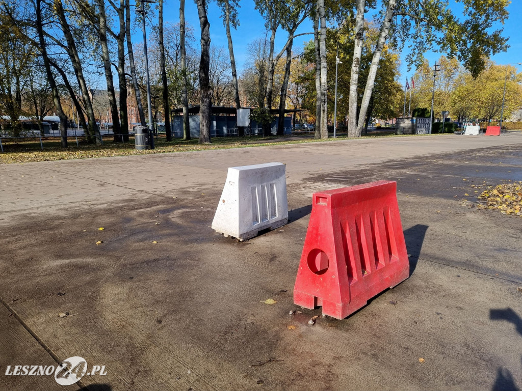 W Alei Gwiazd Żużla nie wszystkie śmieci trafiają do koszy