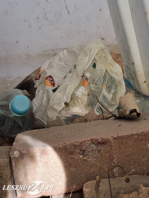 W Alei Gwiazd Żużla nie wszystkie śmieci trafiają do koszy