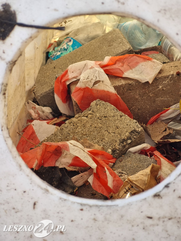 W Alei Gwiazd Żużla nie wszystkie śmieci trafiają do koszy