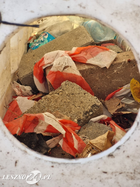 W Alei Gwiazd Żużla nie wszystkie śmieci trafiają do koszy