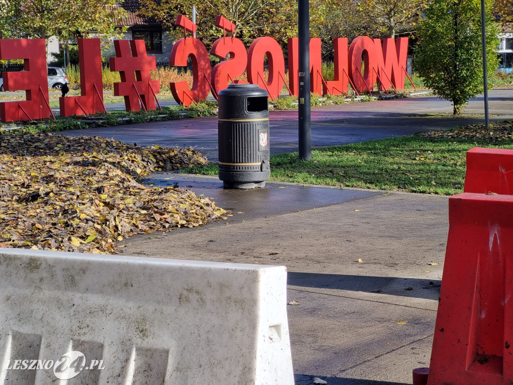 W Alei Gwiazd Żużla nie wszystkie śmieci trafiają do koszy