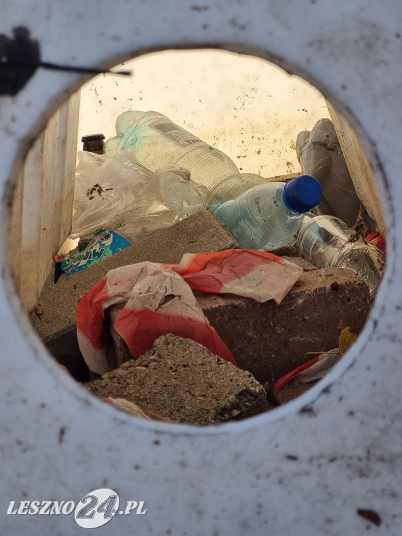 W Alei Gwiazd Żużla nie wszystkie śmieci trafiają do koszy